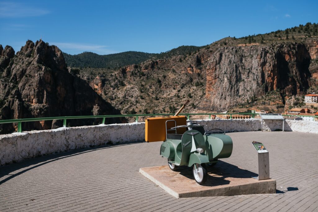 Foto del sidecar situado en el mirador de Ayna